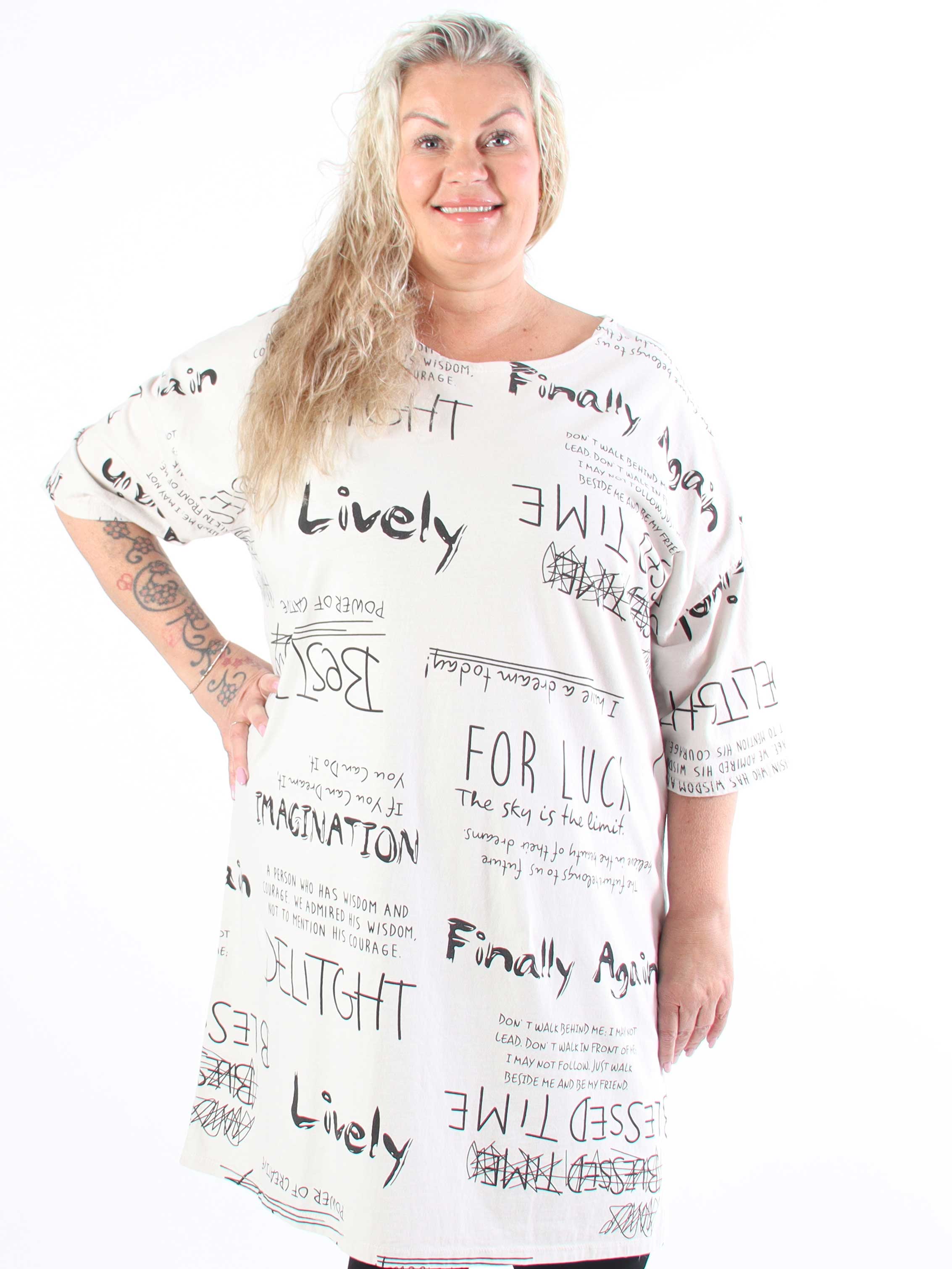 Lora - Plus size t-shirt kjole med tekst